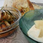 sült fokhagyma rozmaringgal – olvadt camembert sajttal
