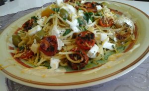 tejszínes sült paradicsomos spagetti - sült fokhagymával mozarellával