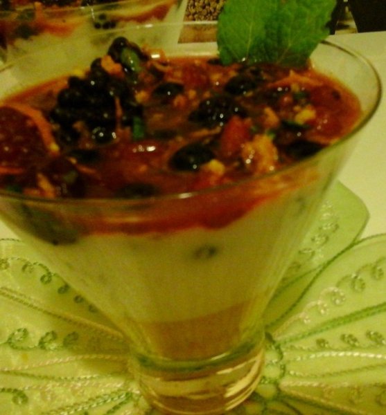 trópusi mangós kehely erdei gyümölccsel