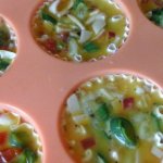 zöldséges- tojásos muffin előkészítése