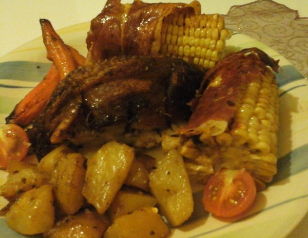 Fűszeres ropogós sertéssült-baconba tekert sült kukoricával1