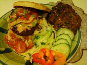 Jamaikai pikáns dupla sajtos hamburger1