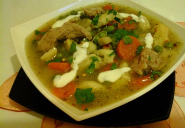 Tavaszi borsó leves csirkehússal