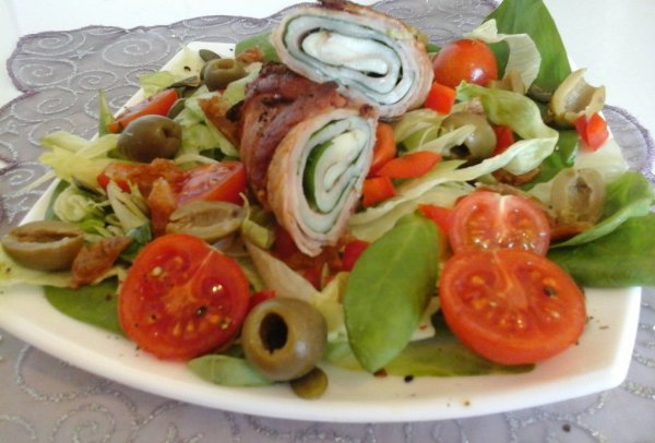 baconba tekert medvehagyma-sajttal - salátával1