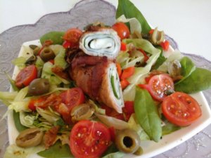 baconba tekert medvehagyma-sajttal - salátával3