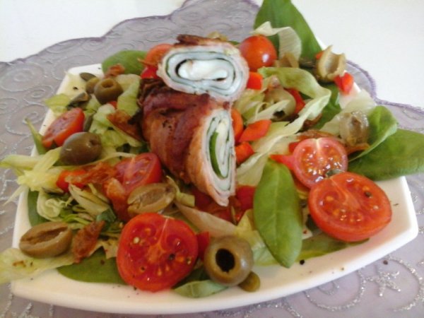 baconba tekert medvehagyma-sajttal - salátával4