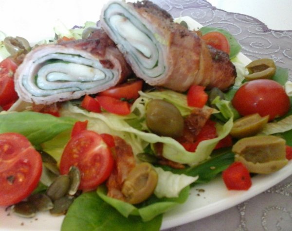 baconba tekert medvehagyma-sajttal - salátával5