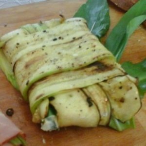 piritott cukkini medvehagymával sajttal töltve