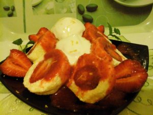 turógombóc eperrel töltve - eperöntettel1