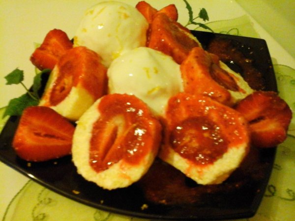 turógombóc eperrel töltve - eperöntettel2