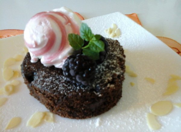 Csupa csokis brownie vanília fagylalttal - szederrel1