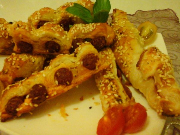 Kakukkfüves kolbászos falatkák-Baconos csavart2