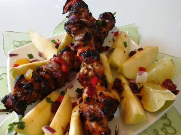 Mentás-citromos saslik-almás-uborka salátával3