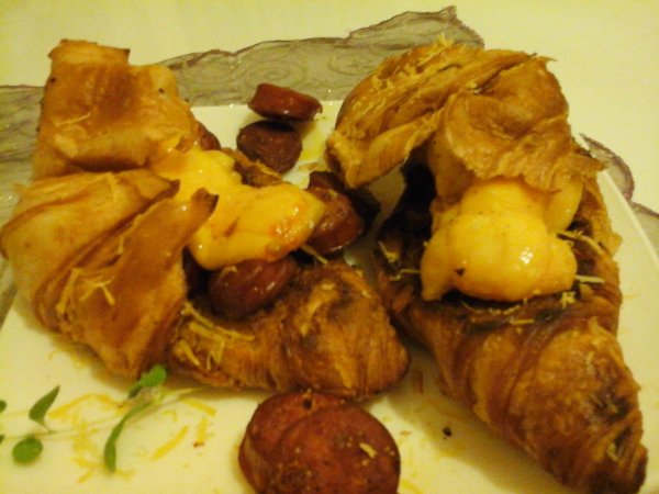 Töltött fűszeres kolbászos croissant1