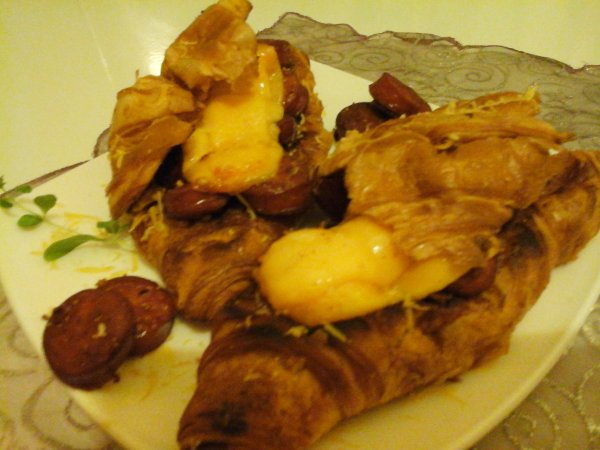 Töltött fűszeres kolbászos croissant2