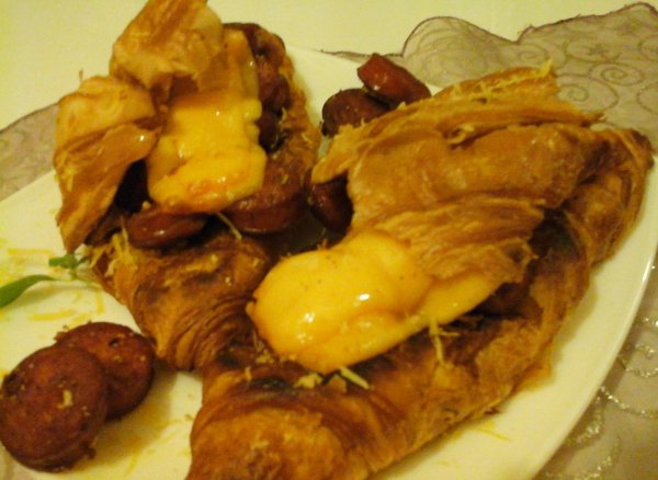 Töltött fűszeres kolbászos croissant3