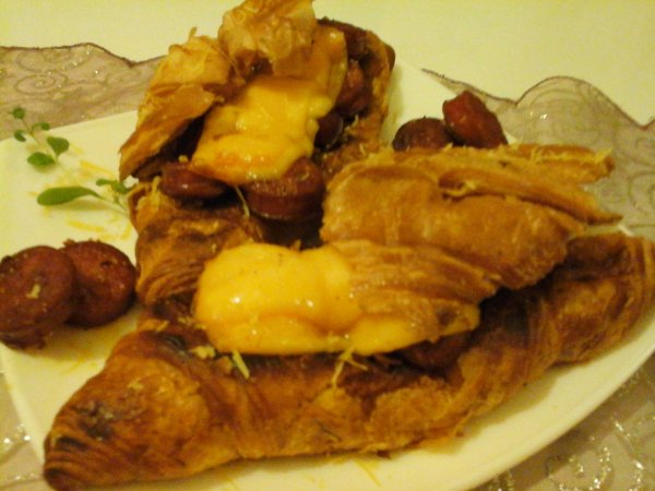 Töltött fűszeres kolbászos croissant4