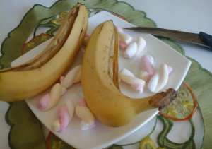 sült banán mályvacukorral és csokoládéval mogyoróval1