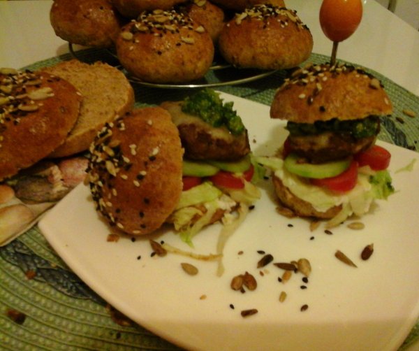 Klarissza pulyka burgere-mandulás pestos szósszal és fetás-tejszínes krémmel1