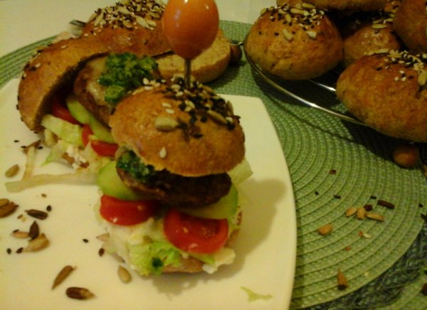 Klarissza pulyka burgere-mandulás pestos szósszal és fetás-tejszínes krémmel2