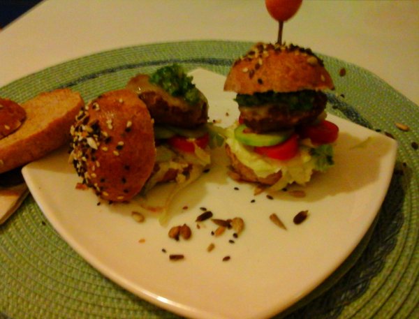 Klarissza pulyka burgere-mandulás pestos szósszal és fetás-tejszínes krémmel4