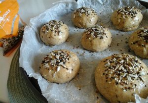 Klarissza teljeskiörlésű hamburger zsömle sütés előtt