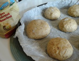 Klarissza teljeskiörlésű hamburger zsömle sütés előtt -keletsztése