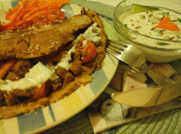 Kókuszos currys csirkés gyros teljeskiörlésű pitában mentás feta sajtos uborkás szósszal11