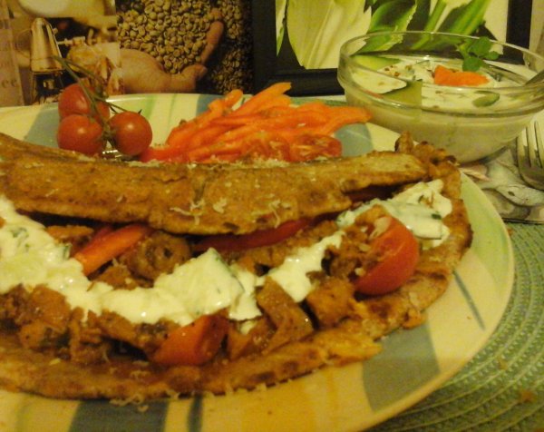 Kókuszos currys csirkés gyros teljeskiörlésű pitában mentás feta sajtos uborkás szósszal20