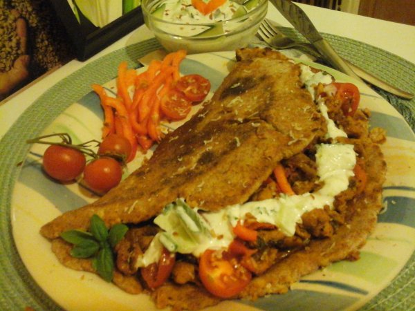 Kókuszos currys csirkés gyros teljeskiörlésű pitában mentás feta sajtos uborkás szósszal26