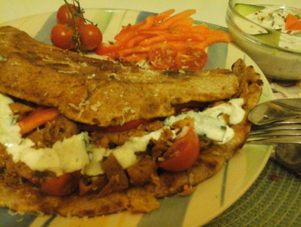 Kókuszos currys csirkés gyros teljeskiörlésű pitában mentás feta sajtos uborkás szósszal3