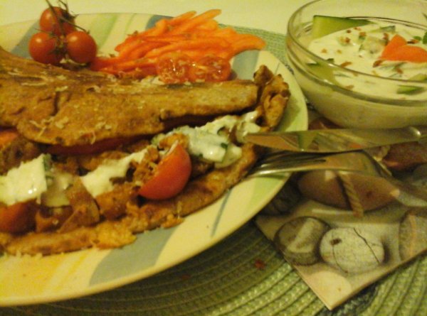 Kókuszos currys csirkés gyros teljeskiörlésű pitában mentás feta sajtos uborkás szósszal8