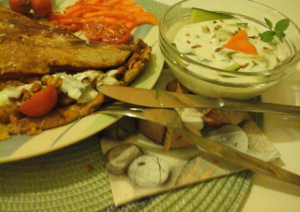 Kókuszos currys csirkés gyros teljeskiörlésű pitában mentás feta sajtos uborkás szósszal9