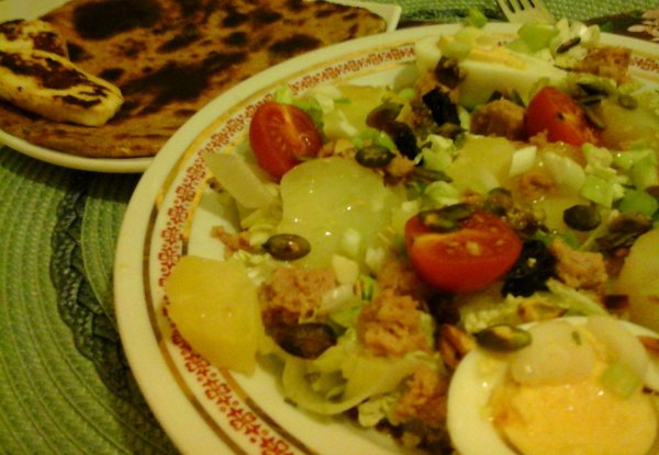 Nizzai saláta-teljeskiörlésű lepény kenyérrel-sült sajttal2