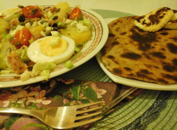 Nizzai saláta-teljeskiörlésű lepény kenyérrel-sült sajttal6