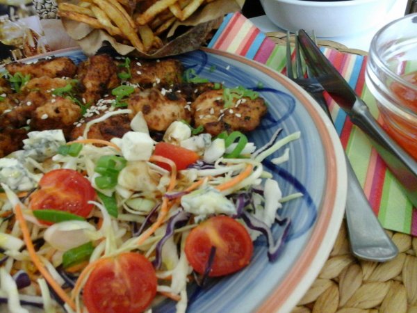 chili szószban pácolt-sült szezámmagos csirkemell csíkok salátával1