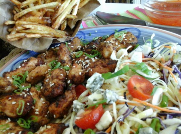 chili szószban pácolt-sült szezámmagos csirkemell csíkok salátával5