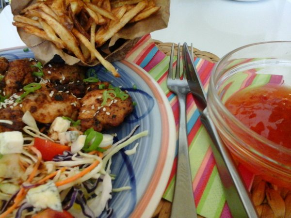 chili szószban pácolt-sült szezámmagos csirkemell csíkok salátával6