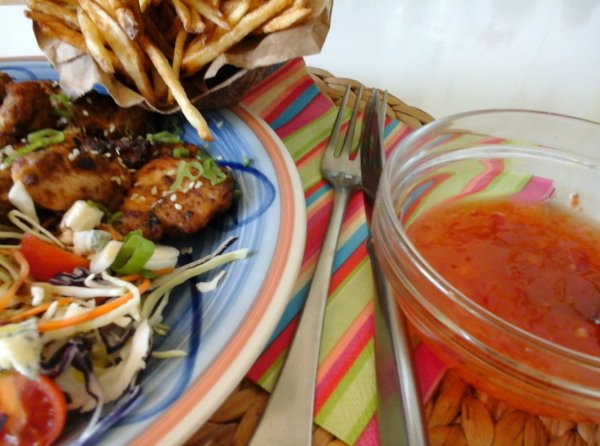 chili szószban pácolt-sült szezámmagos csirkemell csíkok salátával9