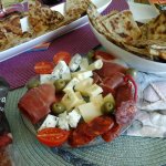 mediterrán reggeli - különböző ízesítésű lepénykenyérrel1