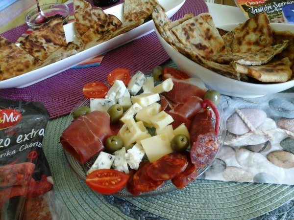 mediterrán reggeli - különböző ízesítésű lepénykenyérrel1