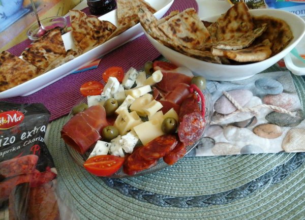 mediterrán reggeli - különböző ízesítésű lepénykenyérrel4