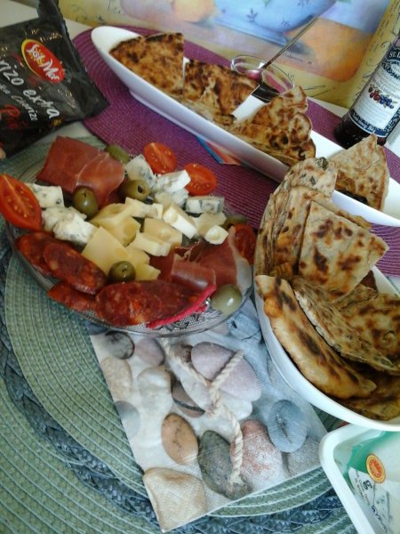 mediterrán reggeli - különböző ízesítésű lepénykenyérrel5