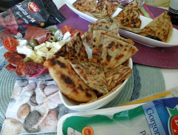 mediterrán reggeli - különböző ízesítésű lepénykenyérrel9