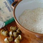 szardellával és kéksajttal töltött olívabogyó előkészítése1