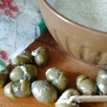 szardellával és kéksajttal töltött olívabogyó előkészítése2