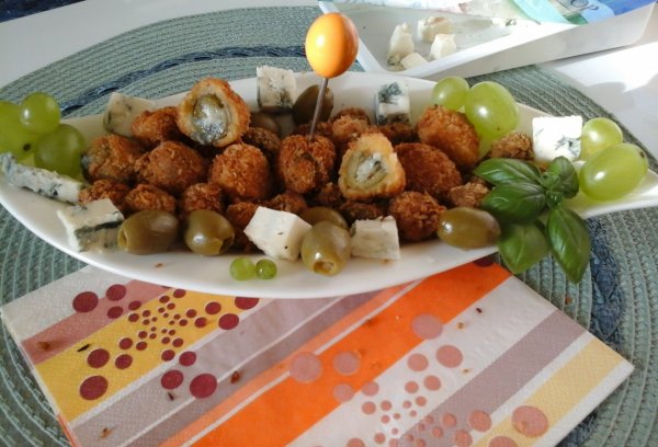 szardellával és kéksajttal töltött sült olívabogyó1