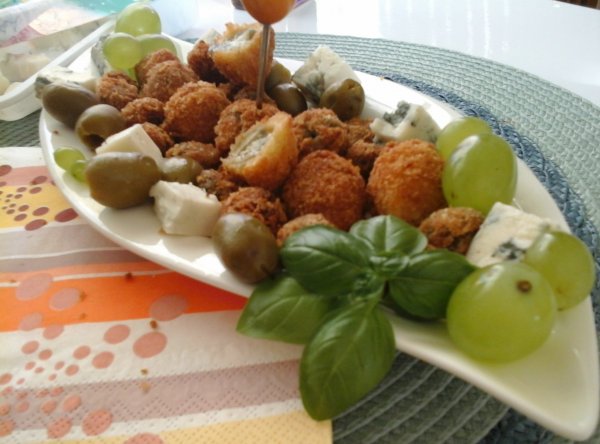 szardellával és kéksajttal töltött sült olívabogyó18