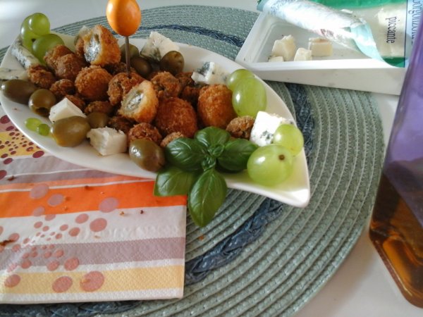 szardellával és kéksajttal töltött sült olívabogyó3