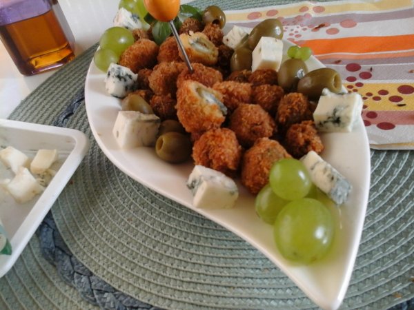 szardellával és kéksajttal töltött sült olívabogyó9